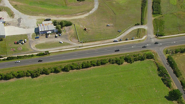 WS AERIAL ZI TD澳大利亚维多利亚州金字塔岩/菲力浦岛海岸附近道路上行驶的车辆图视频素材