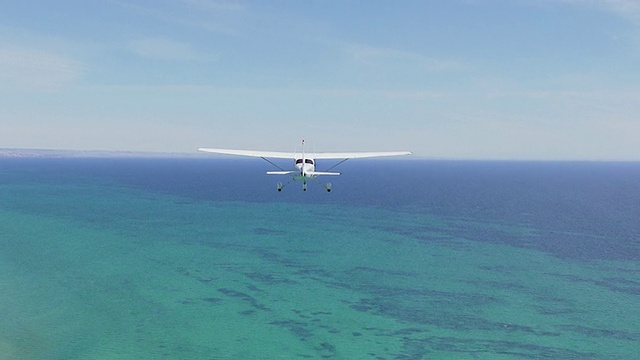 WS AERIAL小型飞机飞越海洋/阿德莱德，澳大利亚视频素材