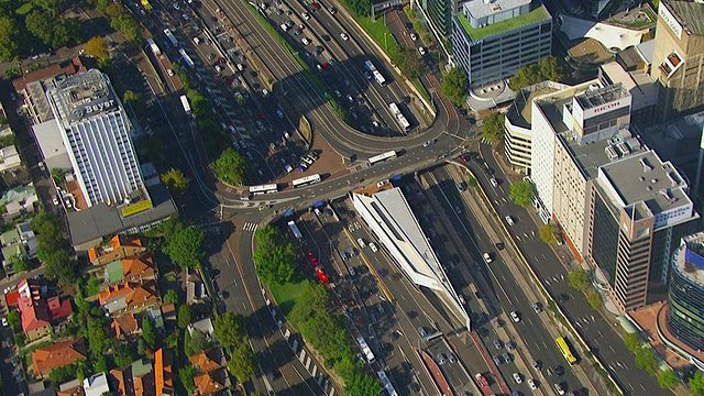 WS AERIAL ZI View of traffic on highway / Mascot，新南威尔士州，澳大利亚视频素材