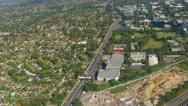 WS AERIAL ZO View of town and highway / Mascot，新南威尔士州，澳大利亚视频素材