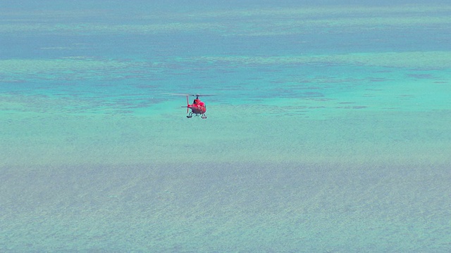 WS AERIAL TS背面直升机在海洋上飞行/昆士兰，澳大利亚视频素材