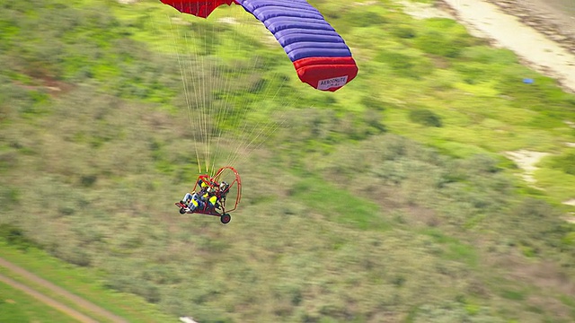 WS AERIAL ZI TS paragliding / Werribee，澳大利亚维多利亚州视频素材