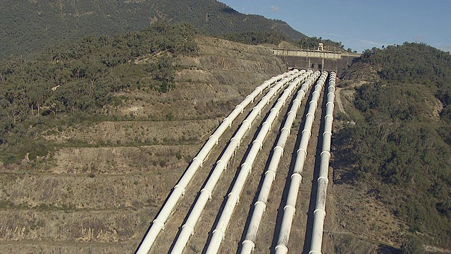 澳大利亚新南威尔士州Kings Cliff水力发电空中管道项目视频素材