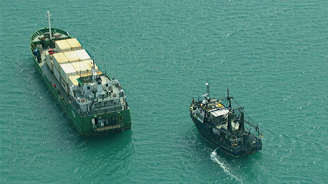 WS AERIAL ZI DS ocean / Darwin, Northern Territory, Australia渔船和船只视图视频素材