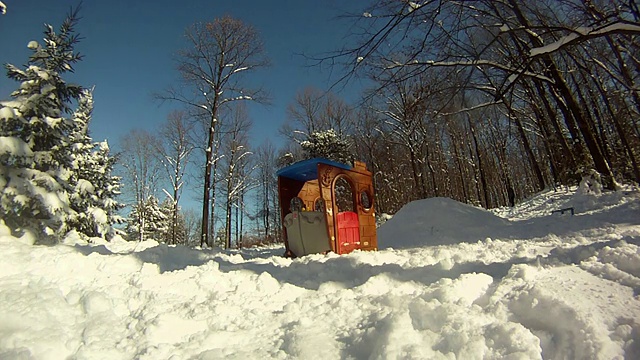 一个年轻人用滑雪板穿过树林，跳过一个玩具屋。-模型发布-高清视频素材