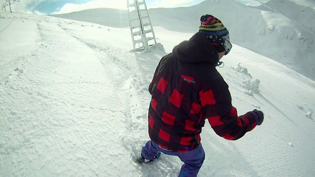 冬季雕刻山的滑雪者。-慢动作-模型发布-高清视频素材