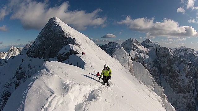 在雪地里用冰爪和冰斧爬山。-模型发布-高清视频素材