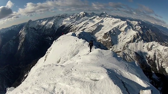 使用冰爪和冰斧在雪地上爬山的角度。-模型发布-高清视频素材