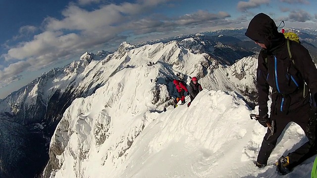 在雪地里用冰爪和冰镐登山。-型号发布-高清视频素材