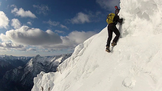 在雪地里用冰爪和冰斧爬山。-模型发布-高清视频素材