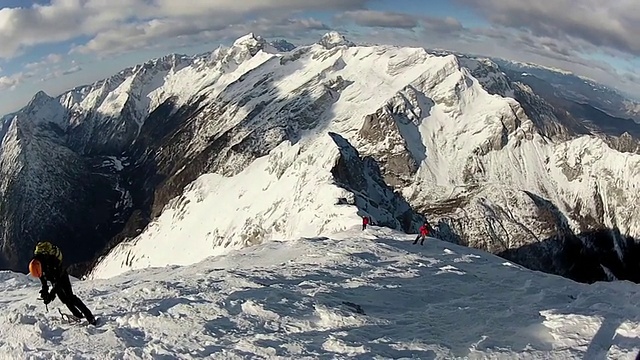 在雪地里用冰爪和冰斧爬山。-模型发布-高清视频素材