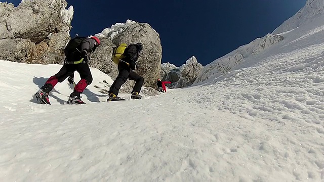 在雪地里用冰爪和冰斧爬山。-模型发布-高清视频素材