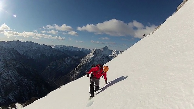 在雪地里用冰爪和冰斧爬山。-模型发布-高清视频素材