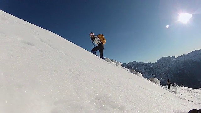 一个女人在雪地里爬山。-模型发布-高清视频素材