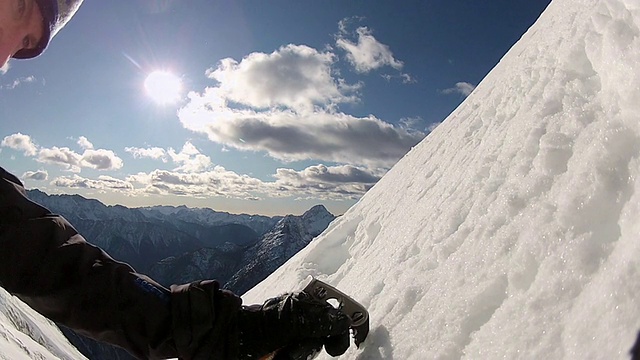 在雪地里用冰爪和冰斧爬山。-慢动作-模型发布-高清视频素材