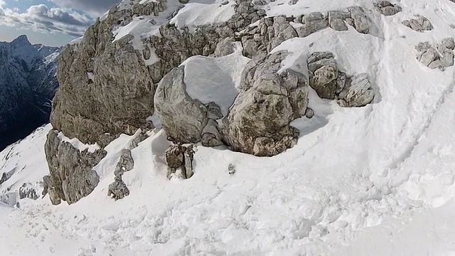 使用冰爪和冰斧在雪地上爬山的角度。-慢动作-模型发布-高清视频素材