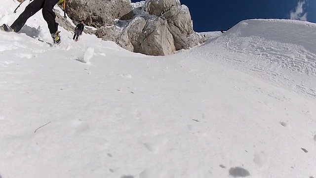 在雪地里用冰爪和冰斧爬山。-慢动作-模型发布-高清视频素材