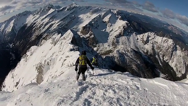 使用冰爪和冰斧在雪地上爬山的角度。-模型发布-高清视频素材