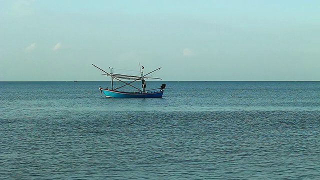 漂浮在水上的航海船视频素材