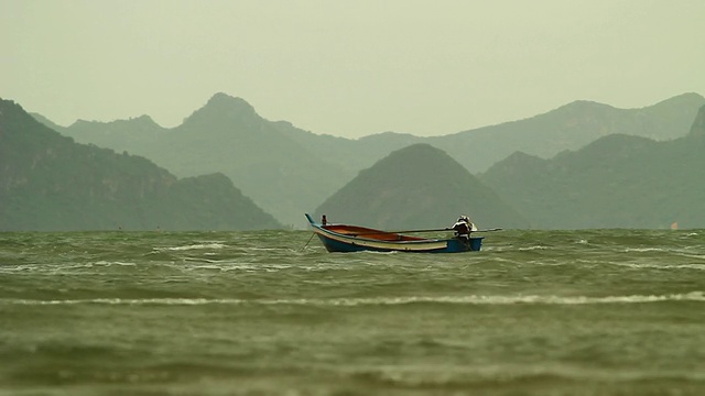 浮在水面上的小船。视频素材