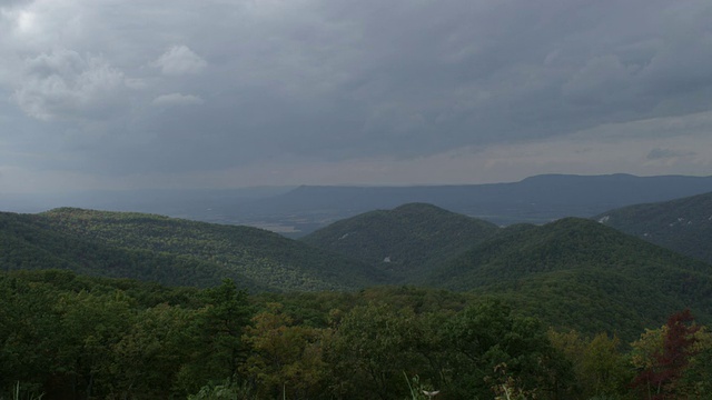 树木覆盖的山脉和山谷与乌云头顶/ Shenandoah国家公园，弗吉尼亚，美国视频素材