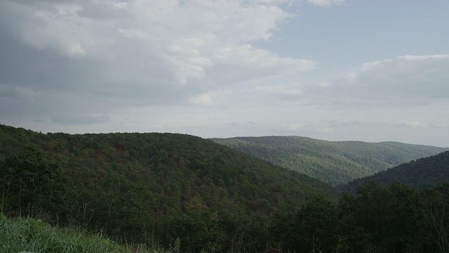 树木覆盖的山脉和山谷与乌云头顶/ Shenandoah国家公园，弗吉尼亚，美国视频素材