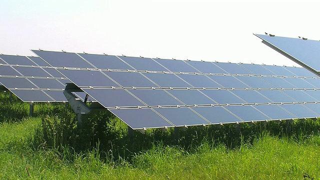 MS Shot of solar farm / Saarburg，莱茵兰-普法尔茨，德国视频素材