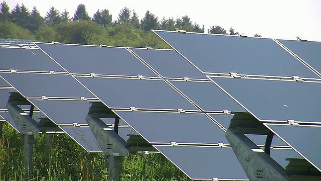 MS Shot of solar farm / Saarburg，莱茵兰-普法尔茨，德国视频素材