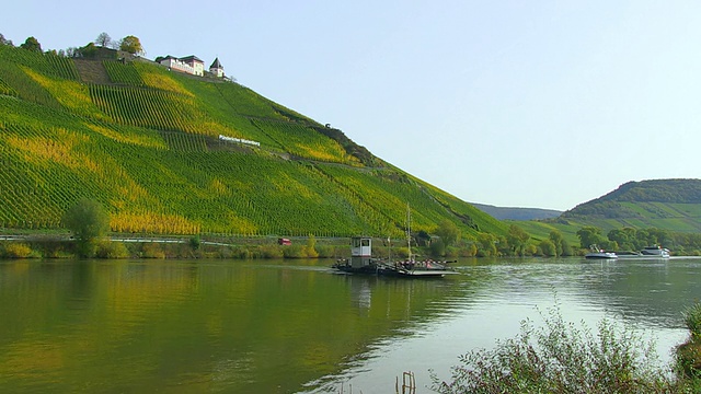 MS在摩泽尔谷拍摄的玛丽恩堡城堡和葡萄园，船只在移动/ PÃ¼nderich，莱茵兰-普法尔茨，德国视频素材