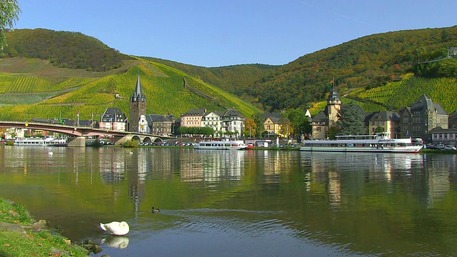 MS Shot of Bernkastel-Kues with Moselle Valley / Bernkastel-Kues，莱茵兰普法尔茨，德国视频素材