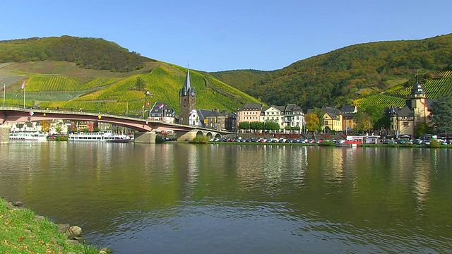 MS Shot of Bernkastel-Kues with Moselle Valley / Bernkastel-Kues，莱茵兰普法尔茨，德国视频素材