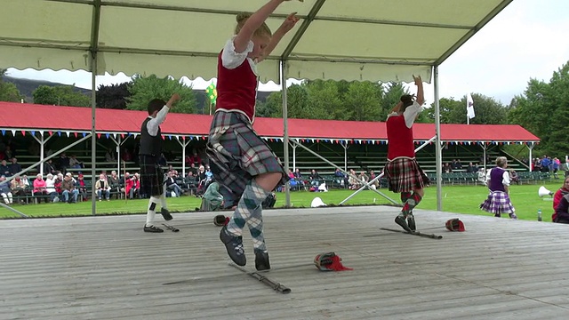 MS Childs Highland Dancing at braemar royal Highland games / braemar，阿伯丁郡，苏格兰视频素材