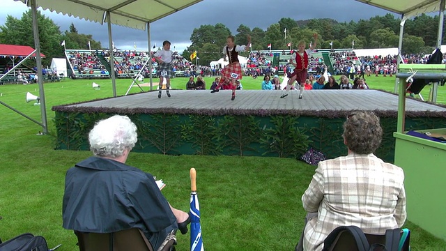 MS Childs Highland Dancing at braemar royal Highland games / braemar，阿伯丁郡，苏格兰视频素材