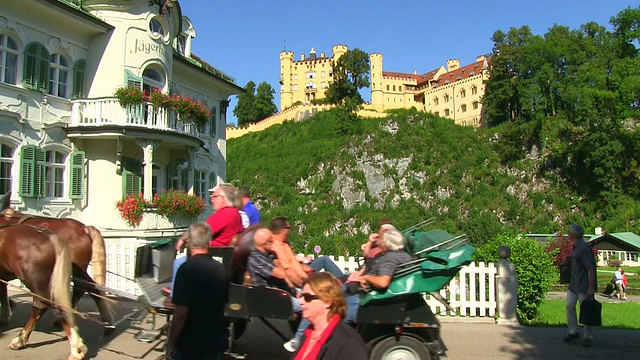 德国巴伐利亚州富森附近的豪恩施万高城堡(Hohenschwangau)视频素材