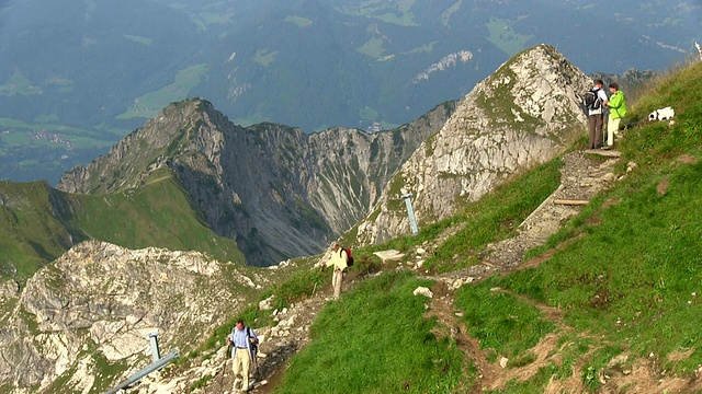 图为德国巴伐利亚州内伯霍恩山(Mount Nebelhorn)下奥伯斯多夫山(Oberstdorf)的登山者视频素材