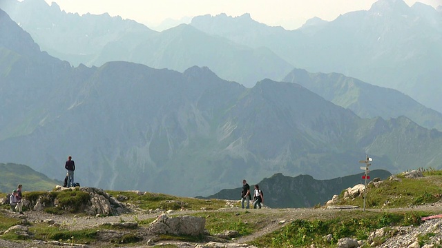 图为德国巴伐利亚州内伯霍恩山(Mount Nebelhorn)的登山爱好者视频素材