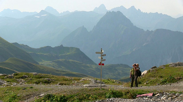 图为德国巴伐利亚州内伯霍恩山(Mount Nebelhorn)的登山爱好者视频素材