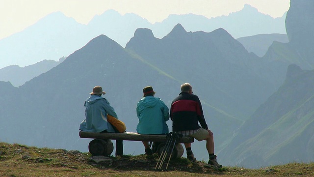 图为德国巴伐利亚州内伯霍恩山(Mount Nebelhorn)的登山爱好者视频素材