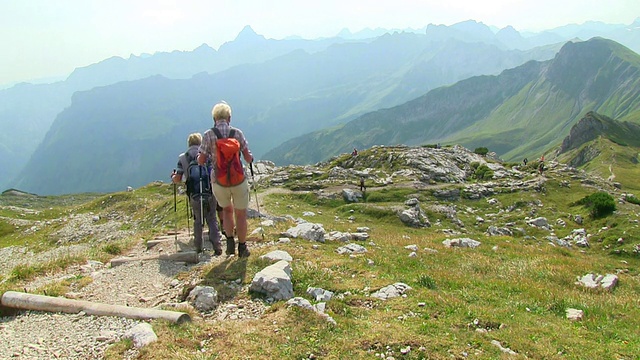 德国巴伐利亚州内伯霍恩山(Mount Nebelhorn / Oberstdorf)山下徒步者的照片视频素材