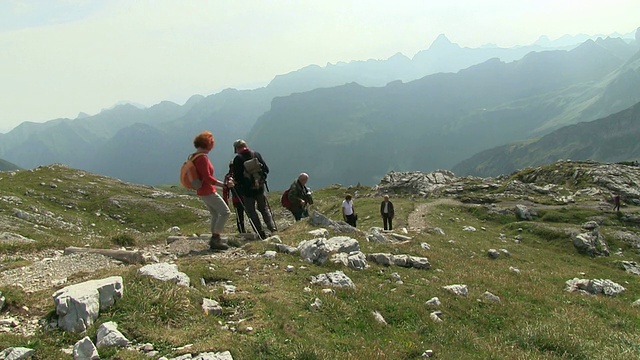 德国巴伐利亚州内伯霍恩山(Mount Nebelhorn / Oberstdorf)山下徒步者的照片视频素材