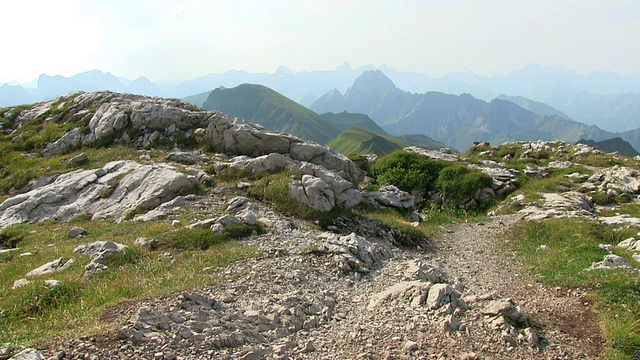 德国巴伐利亚州内伯霍恩山(Mount Nebelhorn / Oberstdorf)山下徒步者的照片视频素材