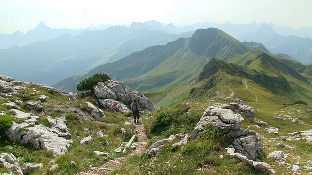 德国巴伐利亚州内伯霍恩山(Mount Nebelhorn / Oberstdorf)山下徒步者的照片视频素材