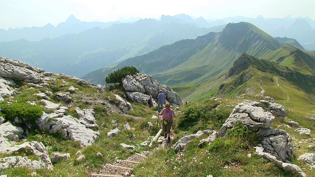 德国巴伐利亚州内伯霍恩山(Mount Nebelhorn / Oberstdorf)登山者的照片视频素材