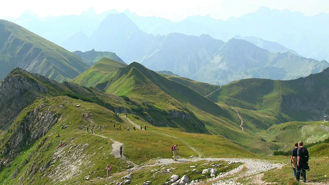 图为德国巴伐利亚州内伯霍恩山(Mount Nebelhorn / Oberstdorf)登山者攀登和下车的照片视频素材