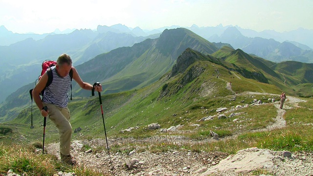 图为德国巴伐利亚州内伯霍恩山(Mount Nebelhorn / Oberstdorf)登山者攀登和下车的照片视频素材