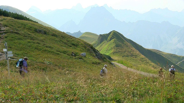 德国巴伐利亚州内伯霍恩山(Mount Nebelhorn) /奥伯斯多夫山(Oberstdorf)的登山者享受和下车的照片视频素材