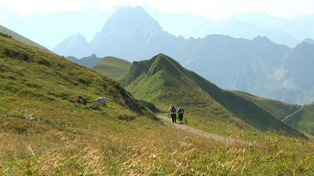 德国巴伐利亚州内伯霍恩山(Mount Nebelhorn) /奥伯斯多夫山(Oberstdorf)的登山者享受和下车的照片视频素材