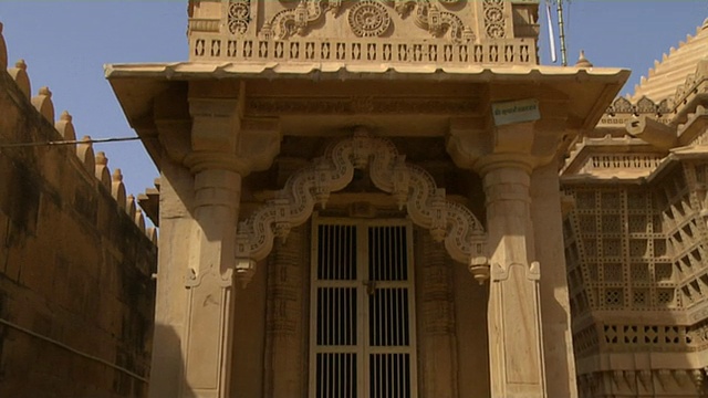 印度拉贾斯坦邦Jaisalmer Parshwanath寺庙向上倾斜视频素材