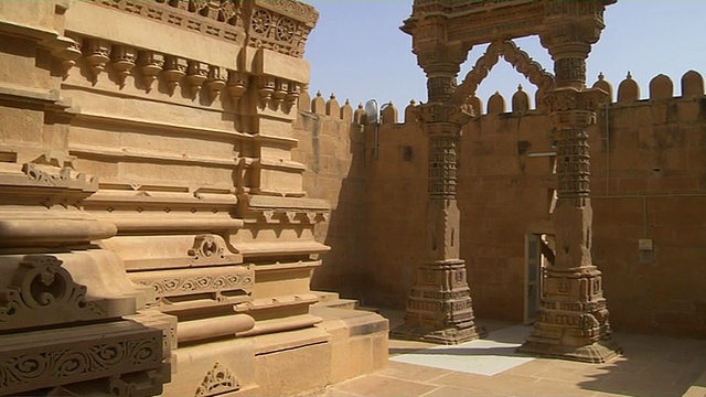 印度拉贾斯坦邦Jaisalmer Parshwanath寺庙内的倾斜视频素材