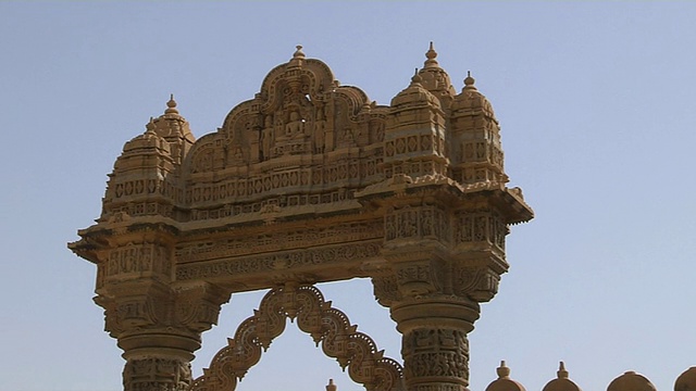 印度拉贾斯坦邦Jaisalmer Parshwanath寺庙内部向上倾斜视频素材